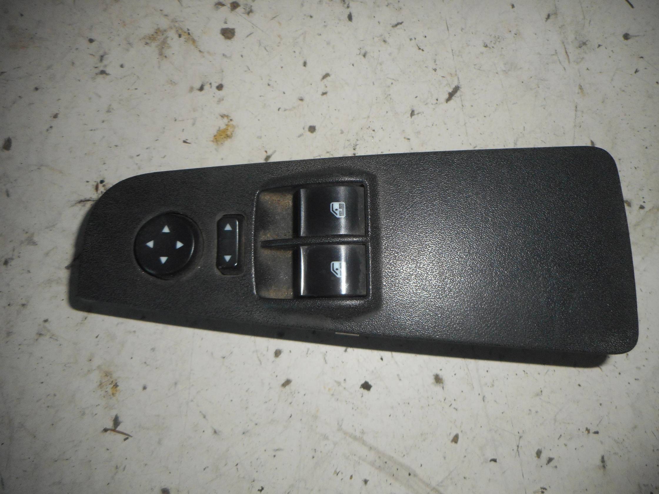 Interruttore alzacristalli porta ant.